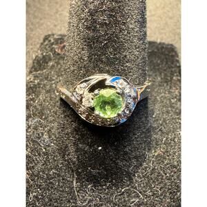 925 Sterling Silver Diamonda & Peridot Ring Size 8